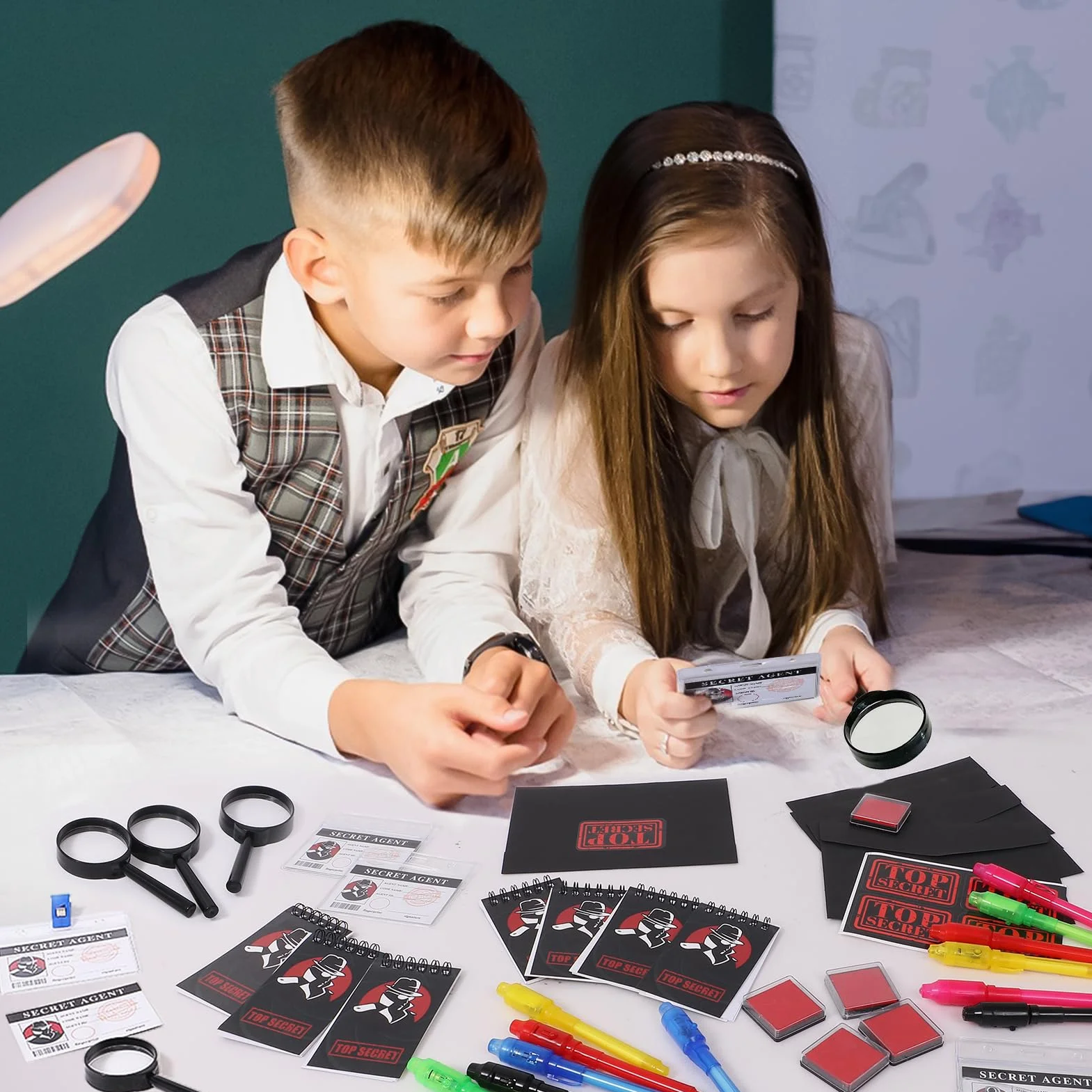Detective Gadget Compleanno Bambini con Penna invisibile e Taccuino, Carte D'identità Detective, Lente D'Ingrandimento,Tamponi per Impronte Digitali, Kit Spionaggio Gioco Detective per Bambini