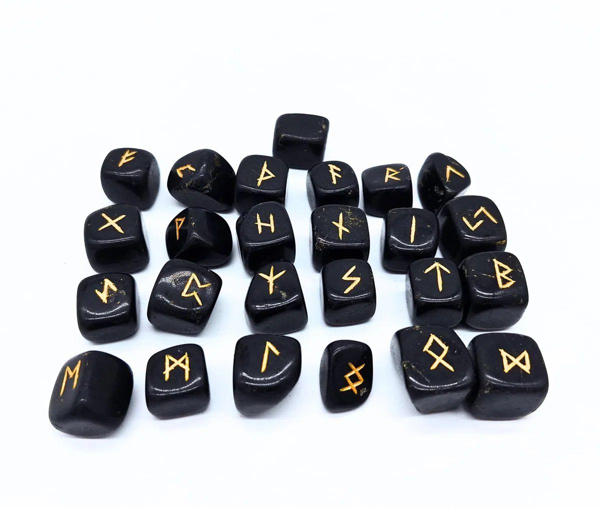 Set rune in tormalina nera – 25 gemme lucidate (circa 2 cm) con incisione dorata | Elder Futhark rune vichinghe con runa di Odin e sacchetto di velluto – esoterismo, divinazione, oracolo