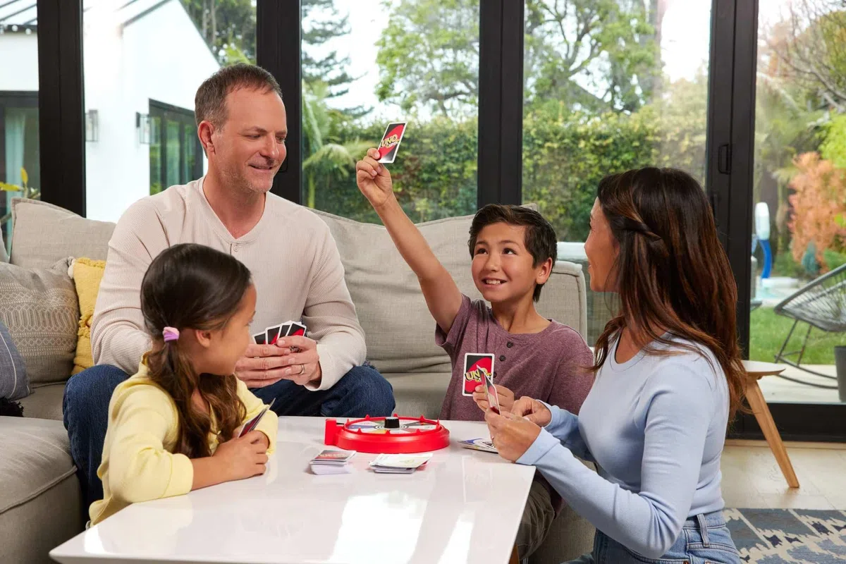 Mattel Games - UNO Spin, versione dell'iconico gioco con spinner e nuove regole, carte speciali per girare la ruota con diversi comandi, per serate di gioco, 7+ anni, JGR00