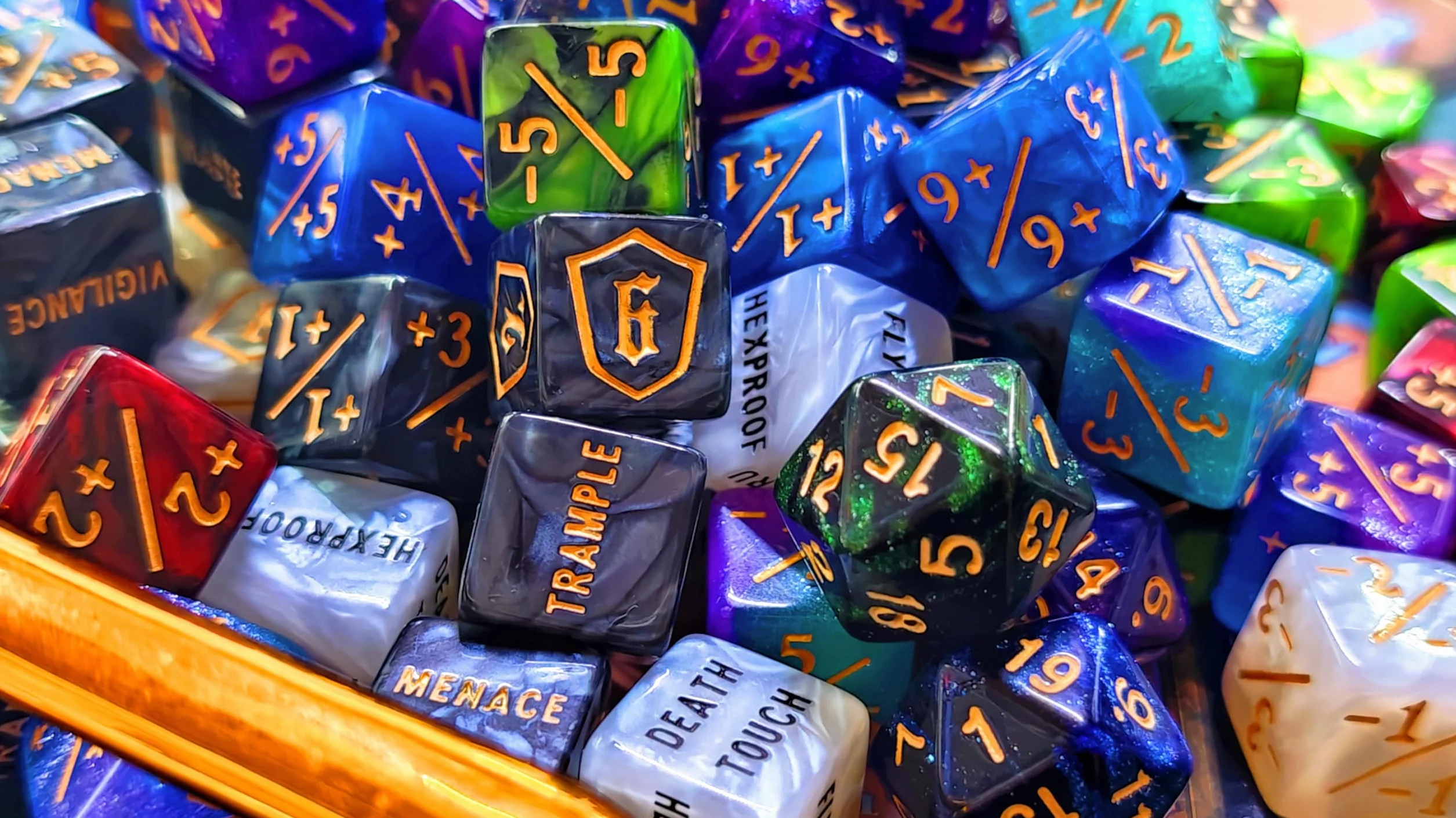 78 PCS MTG Contatori di Dadi - Contatore di Parole Abilità, -1/+1 Life Counter, Shield Life Counter Dice, Marble Colour D6 Dice Dice, per MTG, TCG, Giochi di Carte (sacchetto nero incluso)