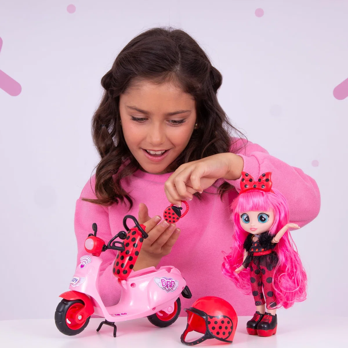 Bff By Cry Babies Lady, Playset Dolls la Bambola Bff Lady Ha il Suo Scooter e 10 Accessori, Giocattolo Bambine e Bambini +3 Anni