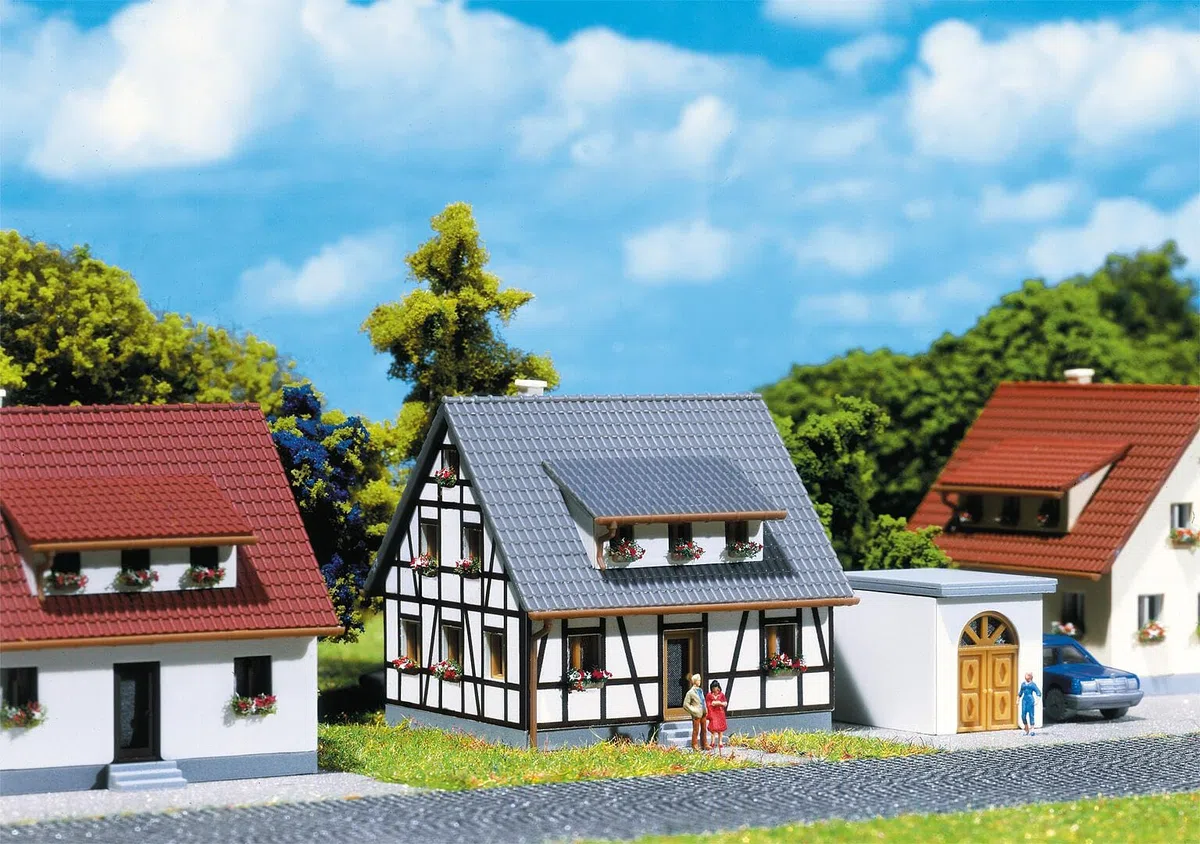 Faller 282760 Half-Timbered House Blue Z Scale Building Kit da Costruzione, Blu, Taglia Unica