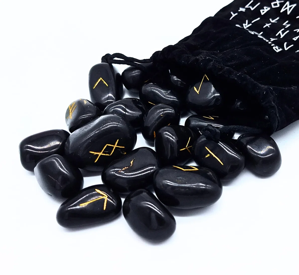 Set rune in tormalina nera – 25 gemme lucidate (circa 2 cm) con incisione dorata | Elder Futhark rune vichinghe con runa di Odin e sacchetto di velluto – esoterismo, divinazione, oracolo