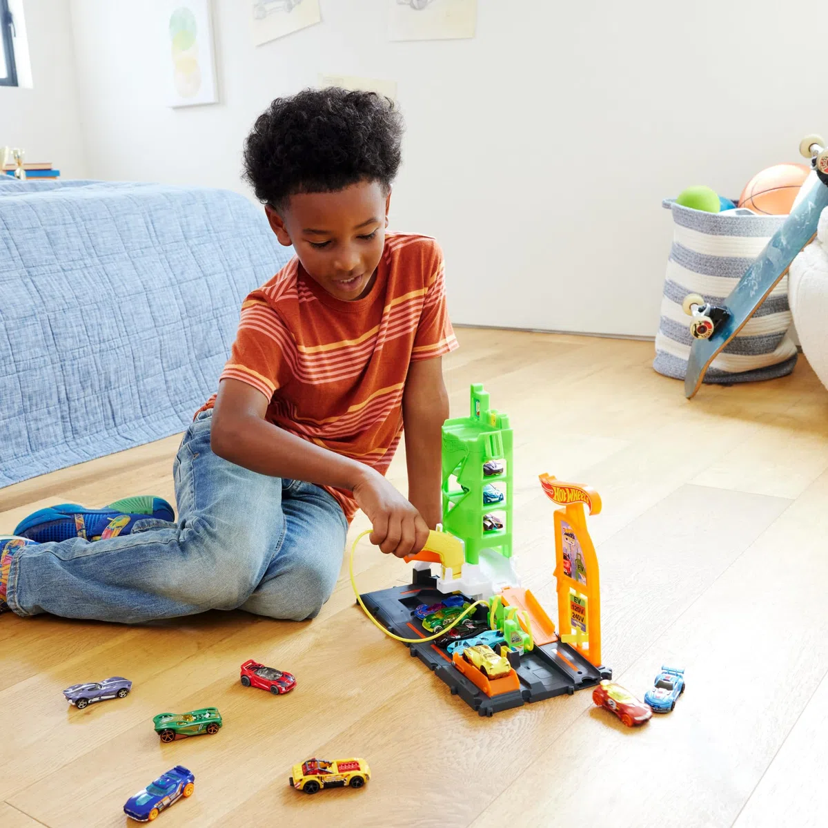 Hot Wheels 'Let's Race' Netflix - Area di Servizio Super Ricarica, playset con 4 stazioni di rifornimento, ascensore e parcheggio fino a 10 auto, 1 macchinina inclusa, 4+ anni, HTN79