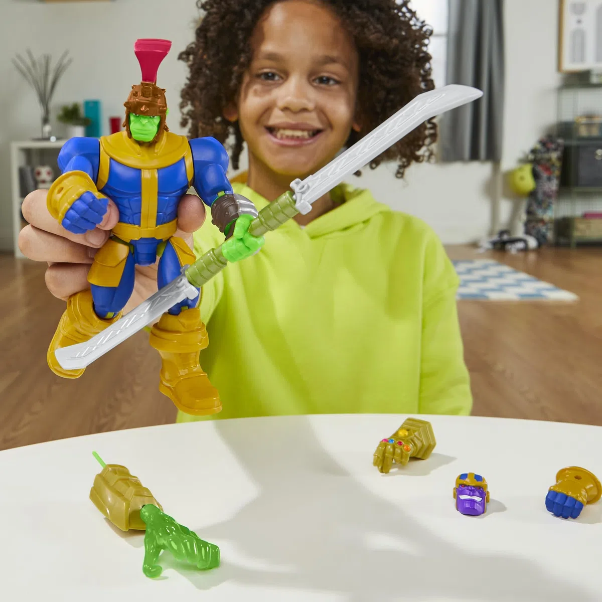 Hasbro Marvel MixMashers, Thanos, action figure deluxe e accessori degli Avengers personalizzabili da combinare e abbinare