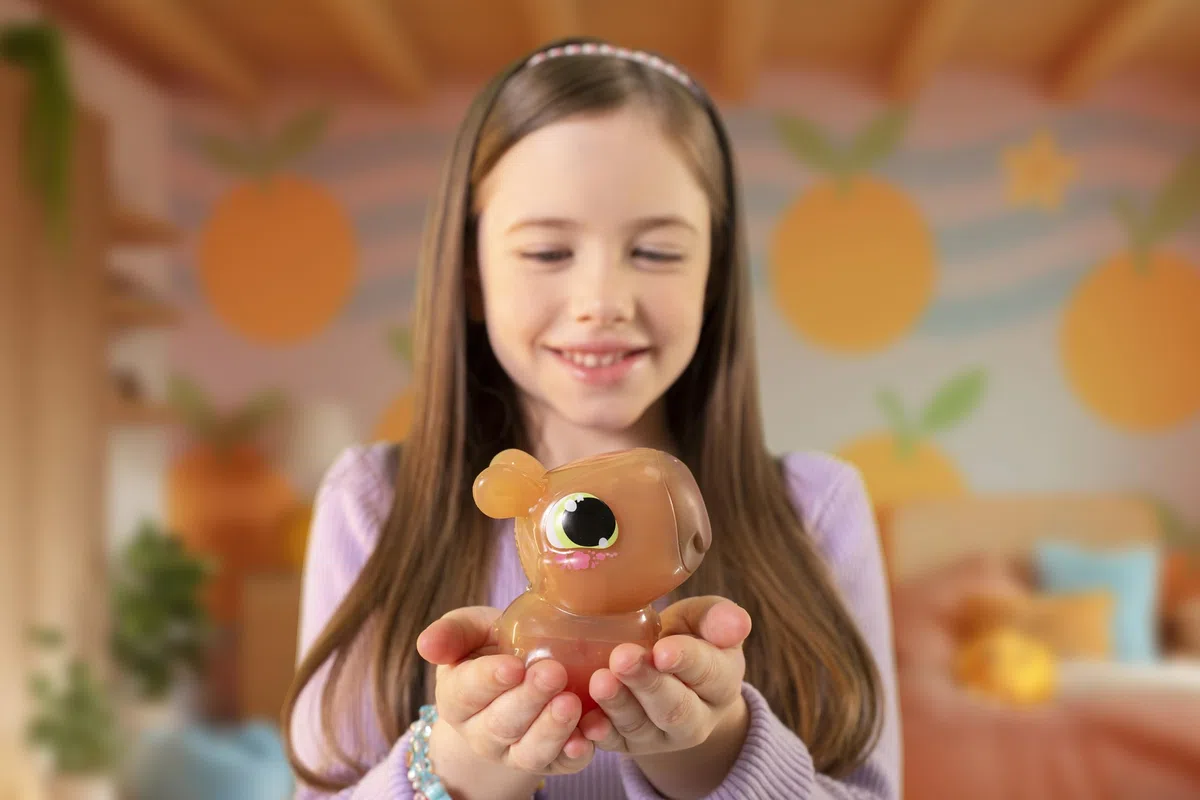 Animagic – Let’s Glo CAPYBARA Marrone - Animale Interattivo & Elettronico Luminoso per Bambini a Partire da 4 Anni - Giocattolo che Brilla nell'Acqua - Capybara Elastico - Giocattolo da Bagno