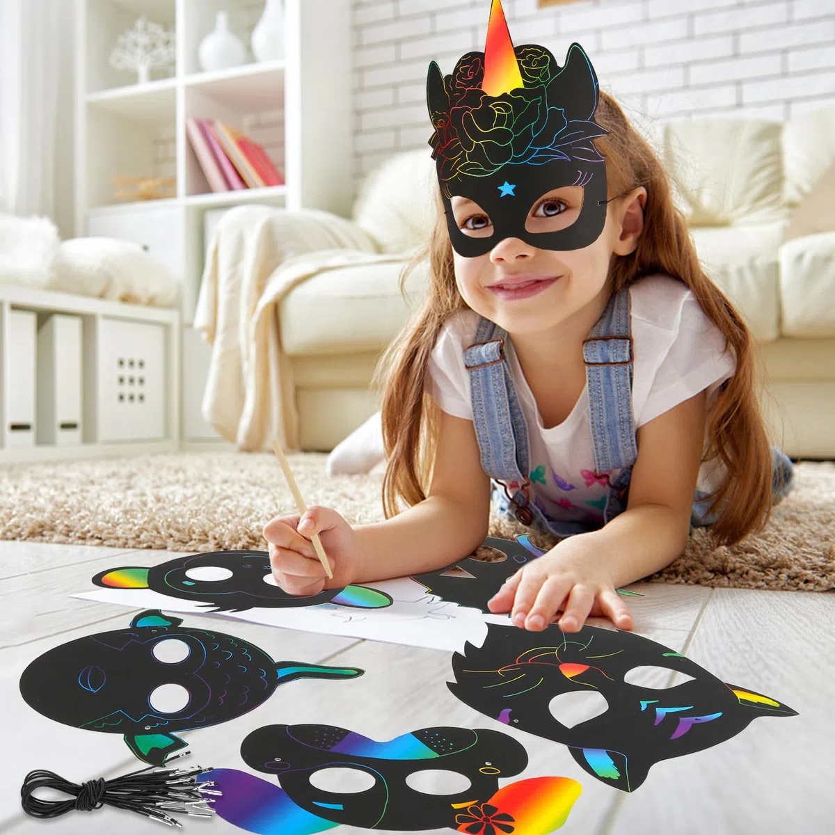 RVLZKCPG 24 Pezzi Scratch Art Maschere per Bambini, Maschera da Grattare per Bambini, Gratta e Vinci per Bambini di Animali con 24 Corde Elastiche e 12 Penne di Legno per Compleanno Festa