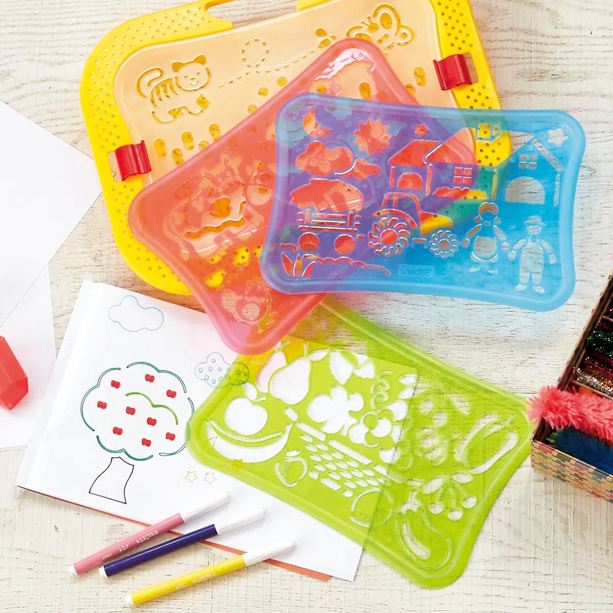 Quercetti Stencils Design Farm, Giochi Bambini 3 Anni Fino agli 8 Anni con 4 Sagome, 12 Pennarelli e Album da Colorare per Bambini, Giochi Creativi ed Educativi, Gioco Bambino 3 Anni, Made in Italy