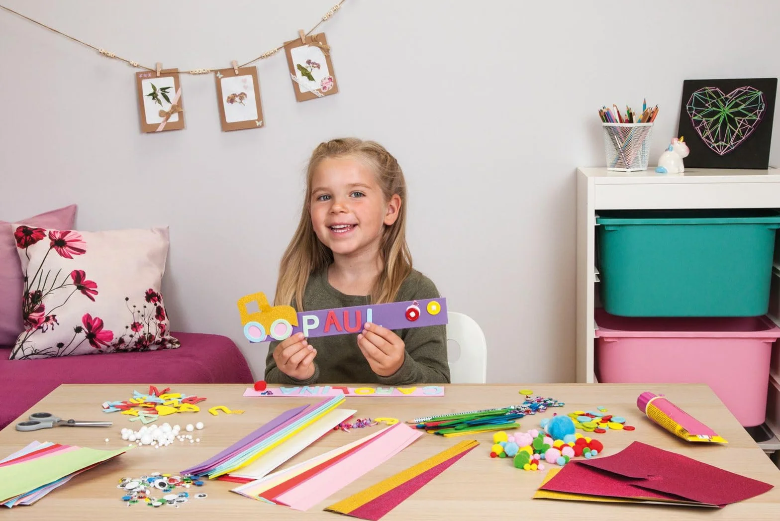 Lena 42714 - Valigetta per bricolage, con Carta Colorata, Gomma espansa, detergente per Pipe, Strass, Occhi oscillanti, Pompon, Bottoni e Molto Altro Ancora, per Bambini dai 5 Anni in su, 400 Rosa e