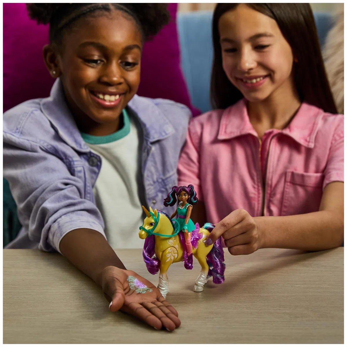 Unicorn Academy Set – AVA e pianta Magica Foglia con Vera criniera e Coda e Funzione Luminosa Magica, Circa 12 cm Personaggi Originali della Popolare Serie Netflix, per Bambini dai 4 Anni in su