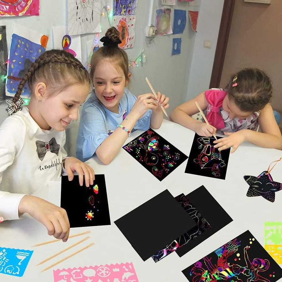 Mocoosy 60Pcs Scratch Art Bambini, Arcobaleno carta da grattare Set di pittura con 4 stencil 5 stilo in legno, giocattoli attività Bambini Regalini Fine Festa, regali di compleanno per ragazzi ragazze