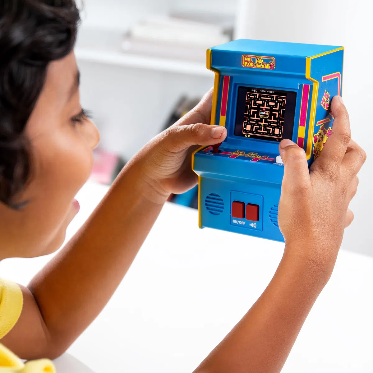 Basic Fun Arcade Classics Ms. Pac-Man - Console da Tavolo Retrò con Schermo TFT