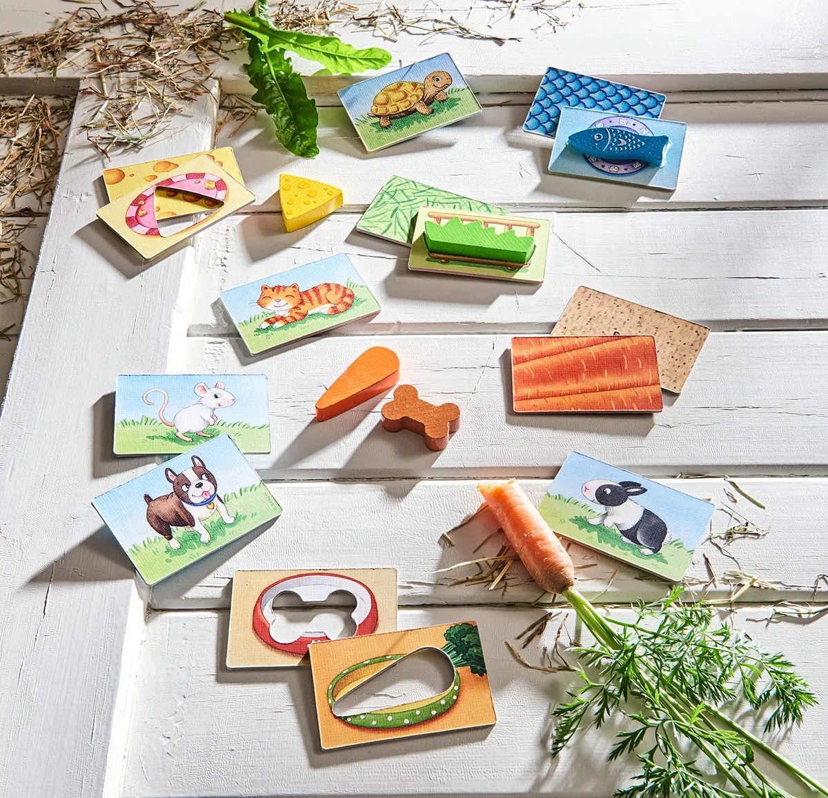 HABA 305473 – I Miei Primi Giochi – Nutri Me! Gioco di assegnazione a Partire dai 2 Anni per 1 – 5 Giocatori con 5 Figure in Legno a Tema Animali Domestici, Tempo di Gioco 5 min, trasmette la