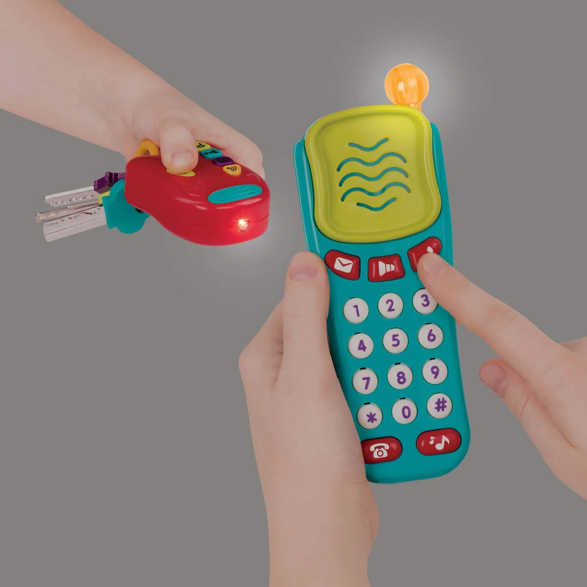 Battat - Telefono+ Tasti Luminosi e sonori - Giocattolo sensoriale - Chiavi dell'auto e Telefono Giocattolo - 18 Mesi +