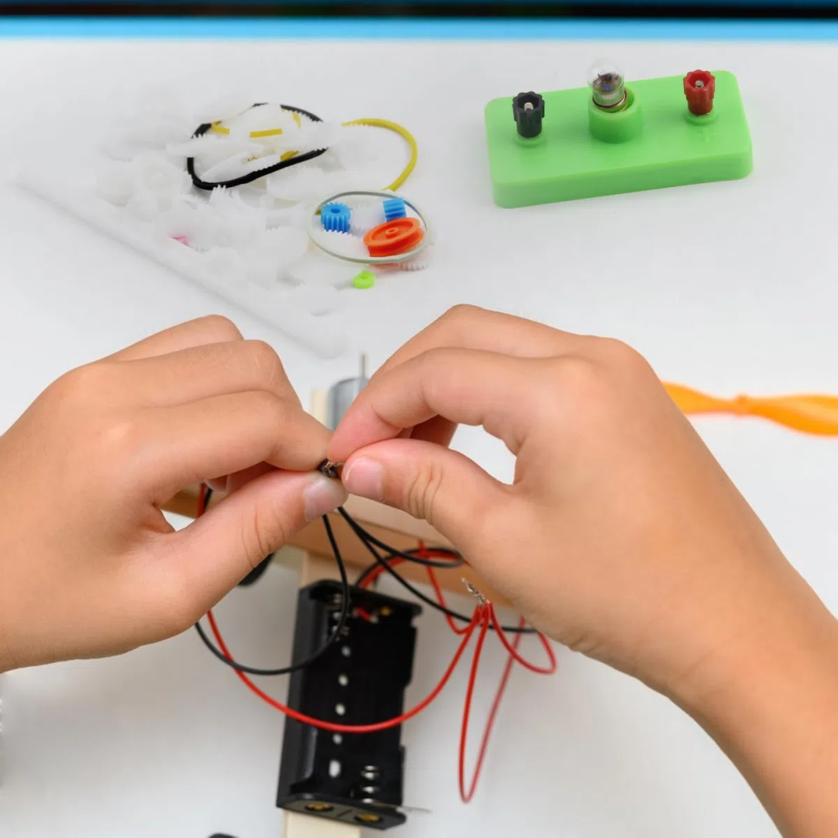 103 Pezzi Kit Circuito Elettrico Scuola Media Bambini Mini Motori Circuiti Circuito Elettrico per Esperimenti Di Fisica Esperimenti Elettrici Progetti Scientifici Fai-Da-Te
