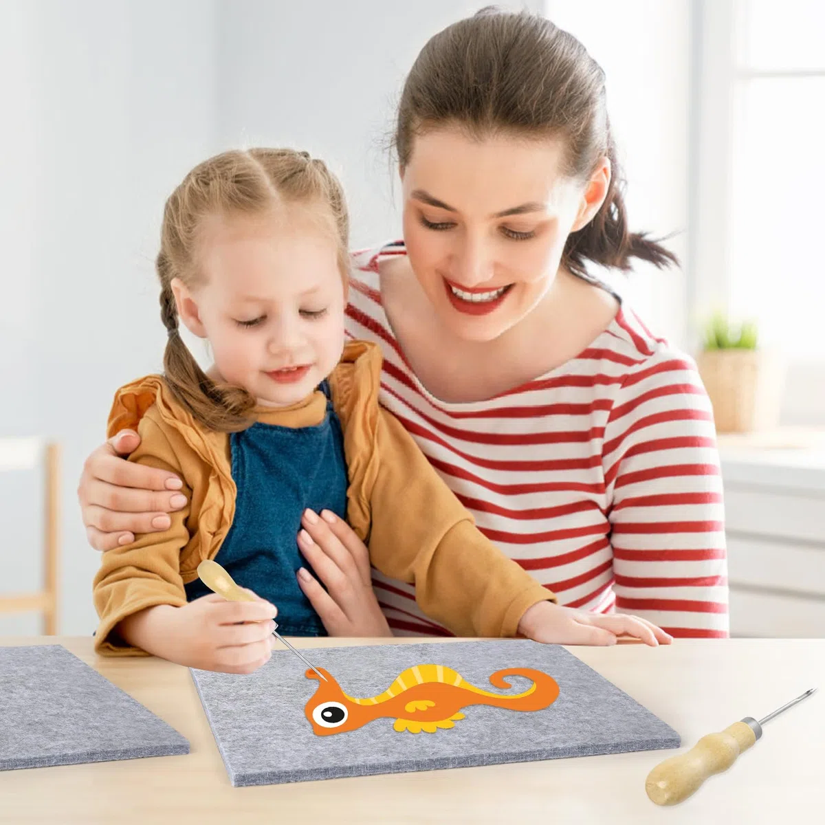 4 Pezzi Punteruolo E Tappetino per Bambini Kit, Kit Punteruolo e Feltro per Bambini, Set Tingling, 4 X Kit per Infeltrimento ad Ago 20x30x0,9cm con 4 X Aghi da Agopuntura per Regalo di Pasqua, Natale