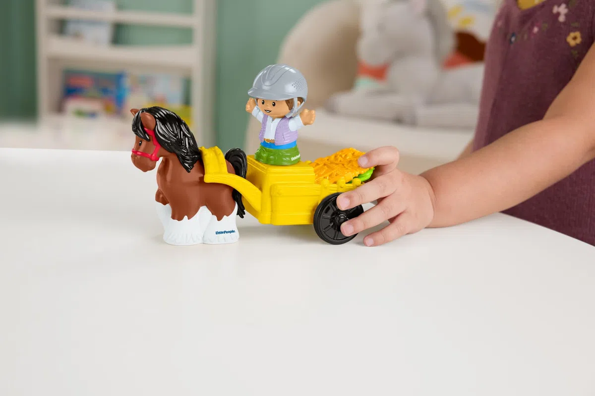 Fisher-Price Little People - Maneggio dei Cavalli, playset con suoni, fienile e tre stalle, include 2 cavalli, 1 personaggio, 1 carro agganciabile e 2 accessori, giocattolo per bambini, 1+ anni, HWR84