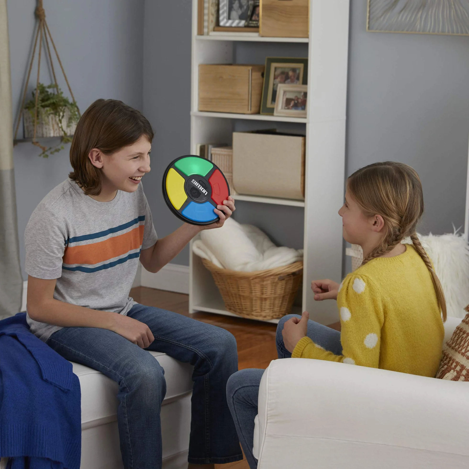 Hasbro Gaming Simon Classic, Gioco da Tavolo Elettronico di Memoria Interattivo, per Bambini e Bambine di 8+ Anni, Giocattolo Portatile con Luci e Suoni per 2 Giocatori