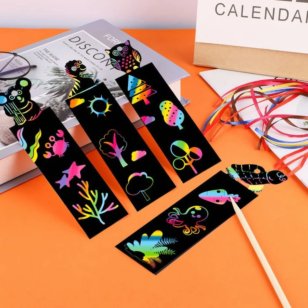 LATERN 96 Pezzi Segnalibri Scratch Art, 12 Stile Segnalibri Magic Scratch Rainbow Carta da Graffio per Animali per Bambini Scuola Classroom Tag Party Filler - con 96Pz Legno Stilo, 96Pz Raso Nastri
