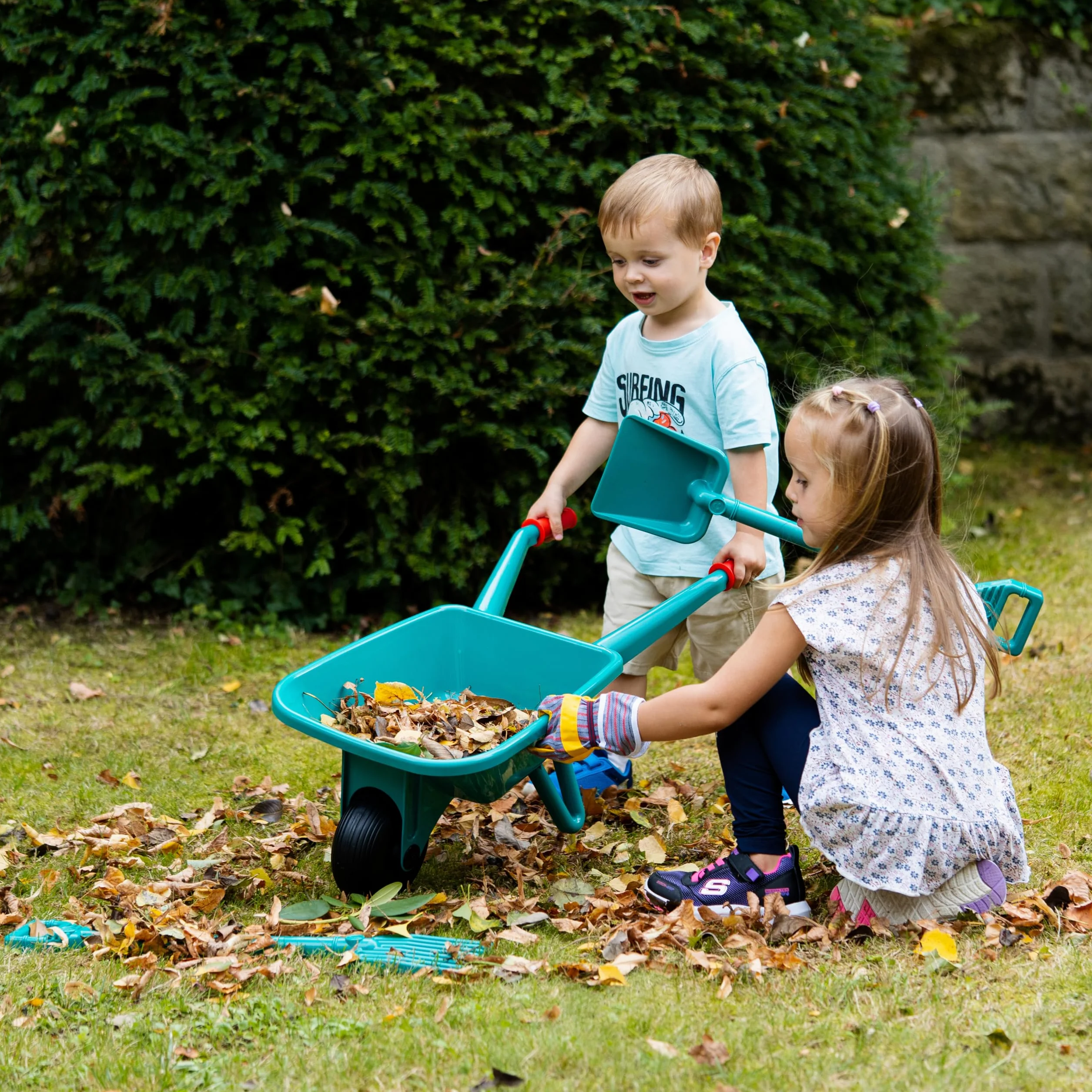 Theo Klein 2752 Set da Giardino con carriola, con Pala, rastrello e Guanti da Lavoro, Anti-UV I Giocattolo per Bambini a Partire dai 3 Anni