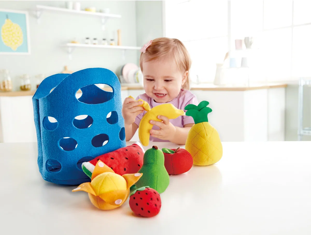 Hape Cesto di frutta per bambini | Alimenti giocattolo in legno resistente per bambini