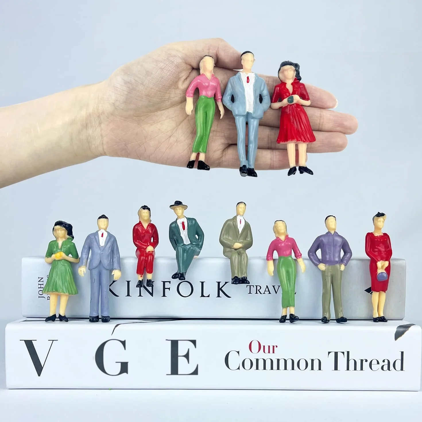 VICDUEKG 14 Pezzi Miniatura Figure in Pose Varie Figure Dipinte per Modellismo Scala 1:25 Persone in Piedi e Sedute Figure in Miniatura per Modello di Architettura Piccole Persone in Miniatura