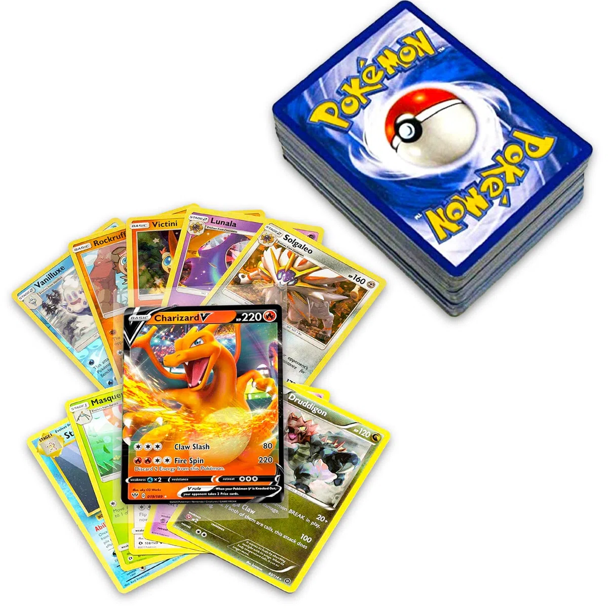 50+ - Confezione da 50 buste con 5 fogli in qualsiasi combinazione e almeno 1 rarità, GX, EX, FA, Tag Team, o Secret Rare, con carte come Charizard e Detective Pikachu