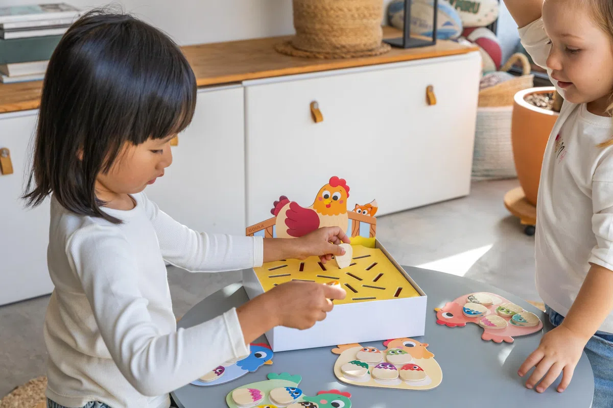 Goula Hidden Chicks – Gioco di Memoria e Lotto per Bambini dai 2 Anni in su – Stimola la Concentrazione, la Percezione Visiva e la Memoria – Incantevole Tema di Gallinelle – Per Bambine e Bambini