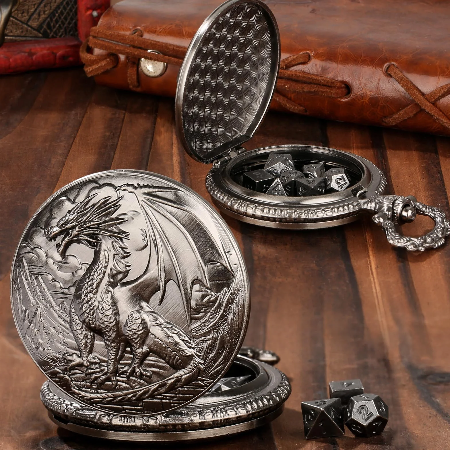 Mini set di dadi DND, con contenitore a forma di orologio da tasca a tema steampunk con drago in piedi, 7 dadi poliedrici in metallo D&D, regali DND con logo del drago, sacchetto regalo, accessori per