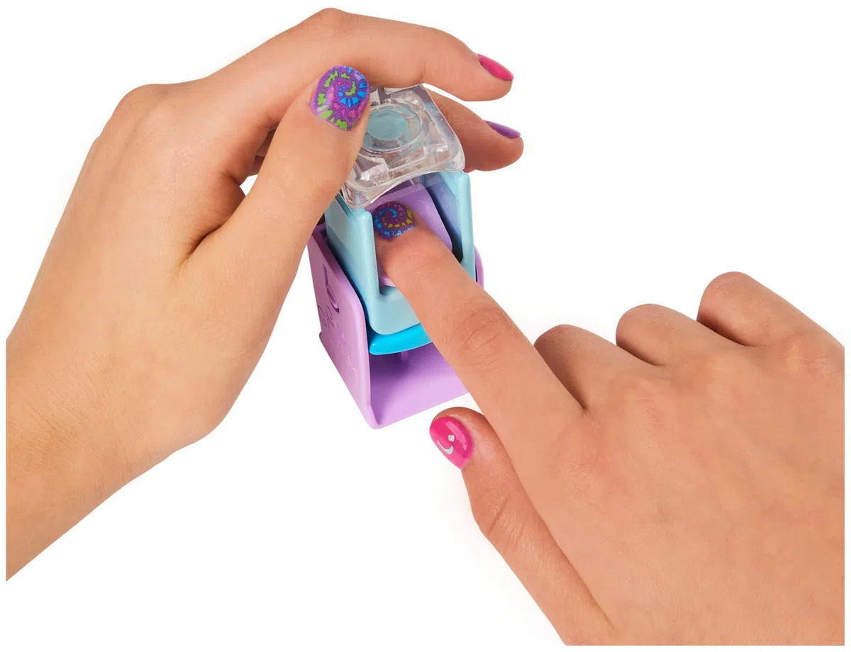 Cool Maker, Go Glam Pochette Decora Unghie, Kit Unghie Bambina, 5 cartucce con 120 Decorazioni, 3 smalti per Unghie da Bambina, Giocattolo per Bambine da 8 Anni