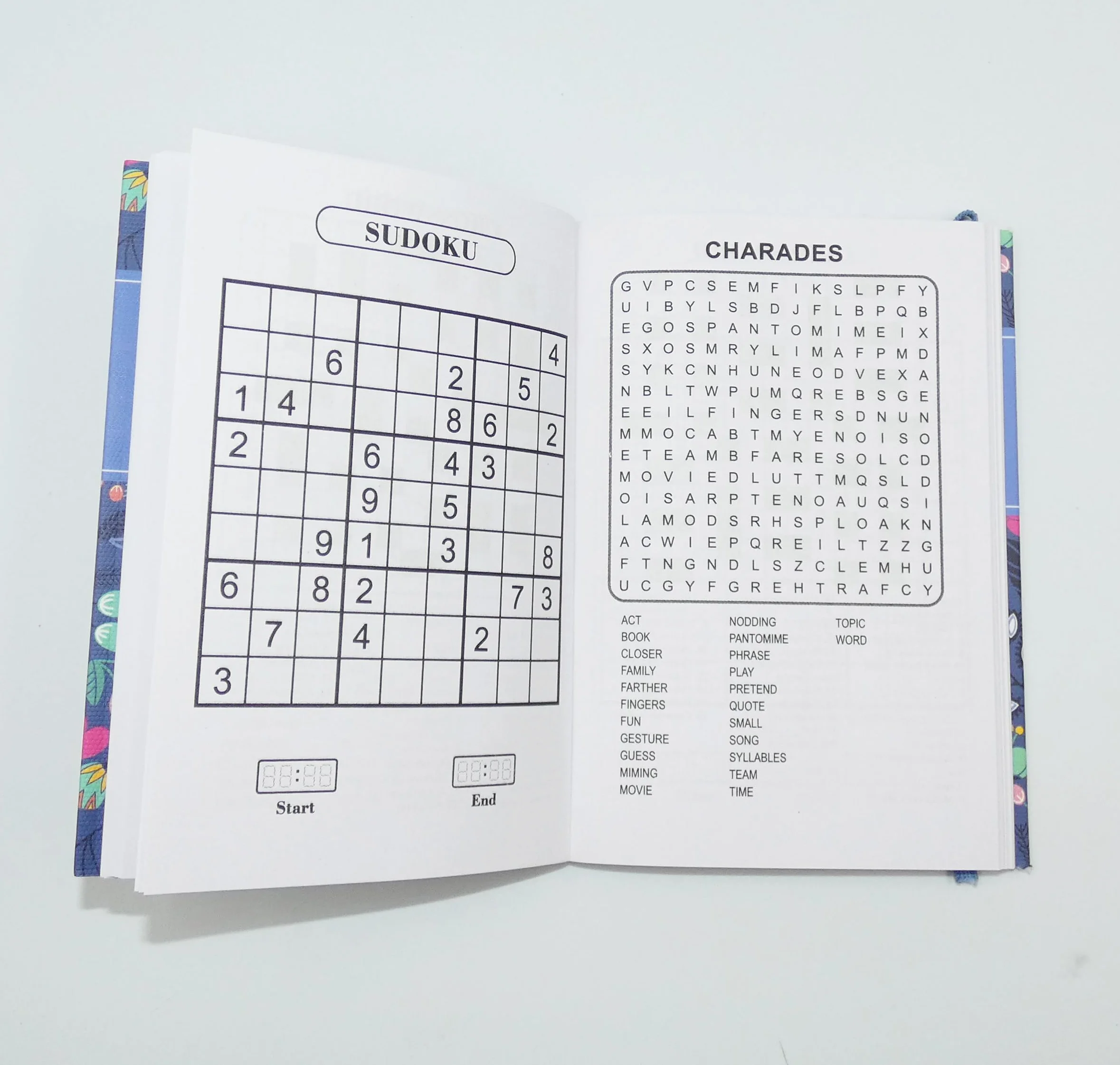 Libro di puzzle tascabile formato A6 da viaggio 3 in 1 Sudoku, ricerca parole, cruciverba, dimensioni 15 x 10,5 cm con elastico, motivo floreale blu