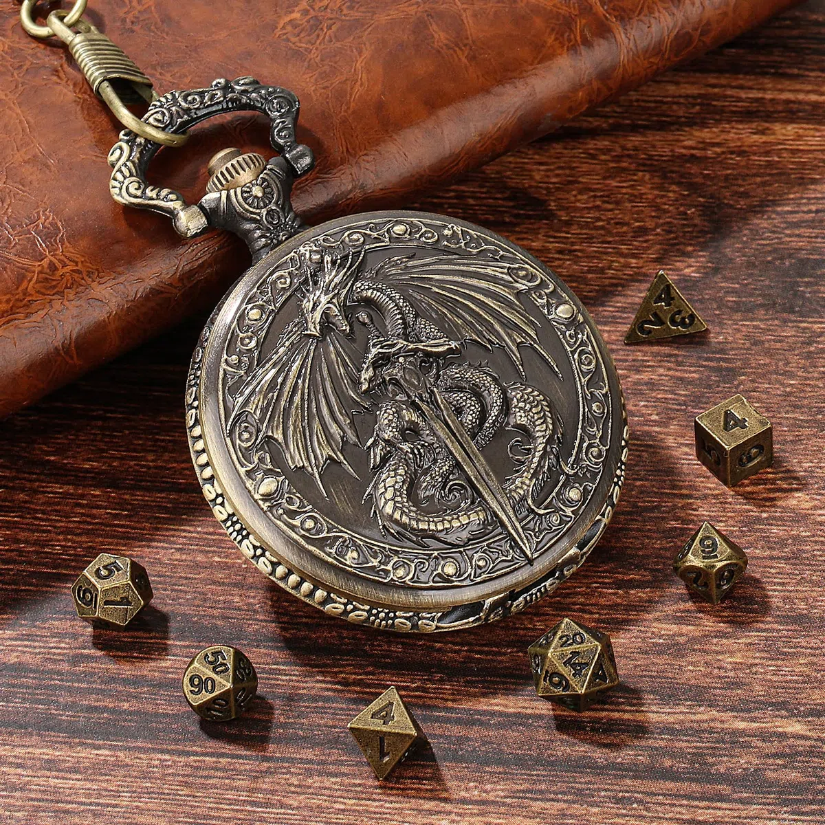 Mini Set di Dadi DND, Drago Volante Che Tiene La Spada Custodia per Orologio da Tasca, 7 pezzi in Metallo Poliedrico Set di Dadi D&D, Regali di D&D con Sacchetto Regalo, Accessori per Giochi di Ruolo