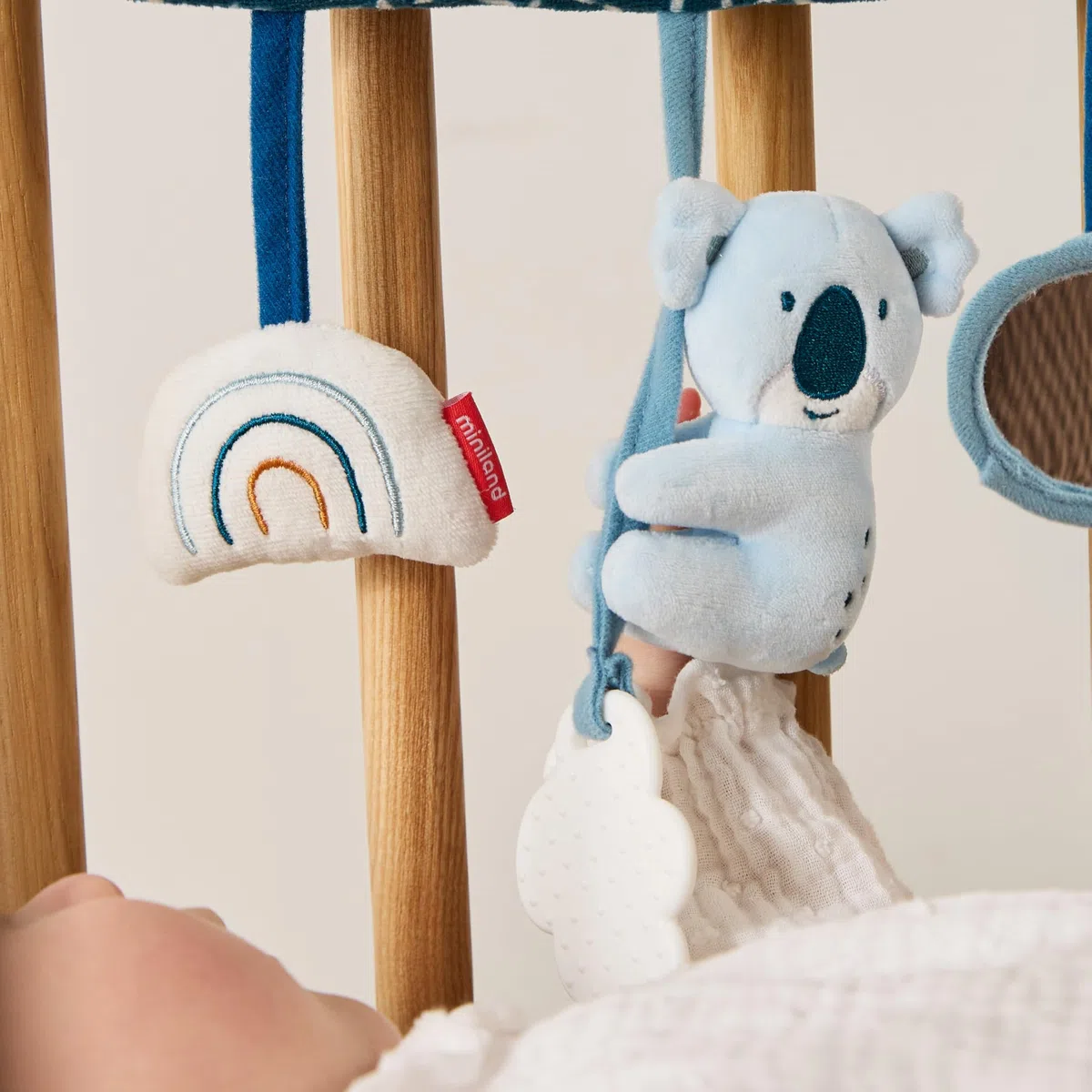 Miniland - Giocattolo da appendere per culla o passeggino Baby Koala - Centro sensoriale con dentaruolo, specchio e suono - Stimolazione precoce (Baby Koala)