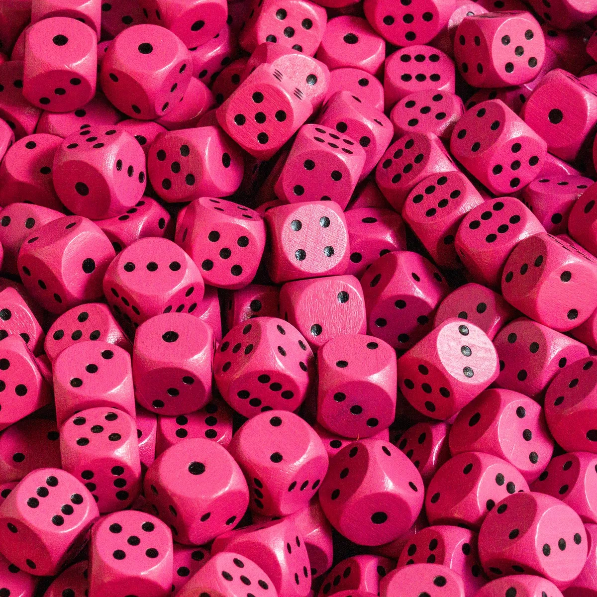 6, 12, 20, 30 o 50 dadi in legno di faggio di alta qualità in vero cubo di legno da 16 mm con sacchetto di stoffa (rosa, 50 pezzi)