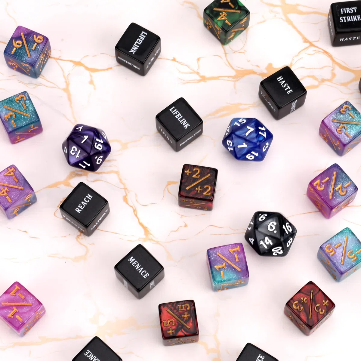 BOXOB 51pz Dadi Contatori Abilità, Potenziare Statistiche Creature MTG Segnalini Dadi Fedeltà D20 Contatori Vita Magici Regali per TCG Accessori Giochi Carte con Sacchetto Velluto (4 Colori)