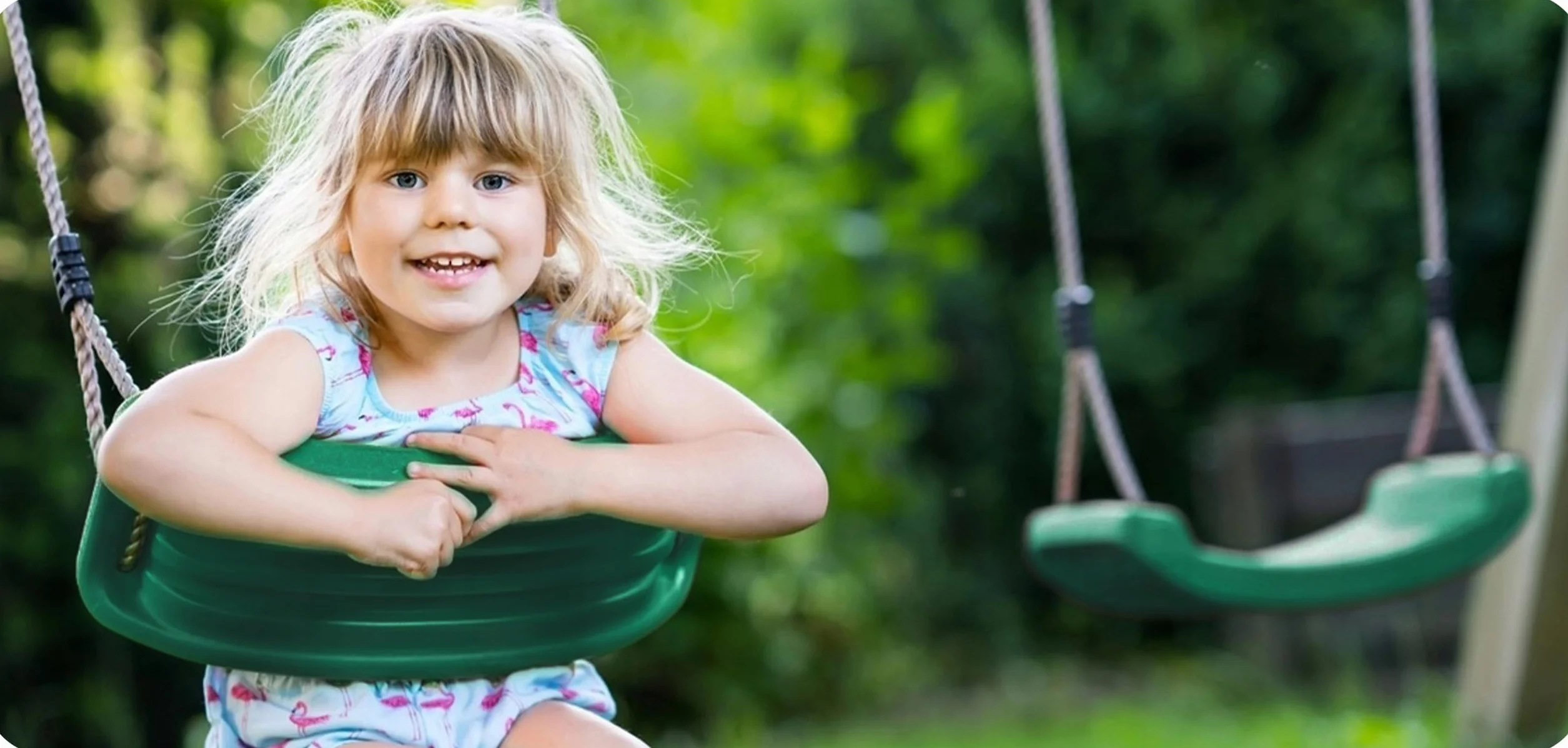 KRUMAD Altalena per bambini, per interni ed esterni, ergonomica, corde regolabili in altezza da 115 a 190 cm, portata fino a 35 kg, resistente alle intemperie, per bambini (verde scuro)