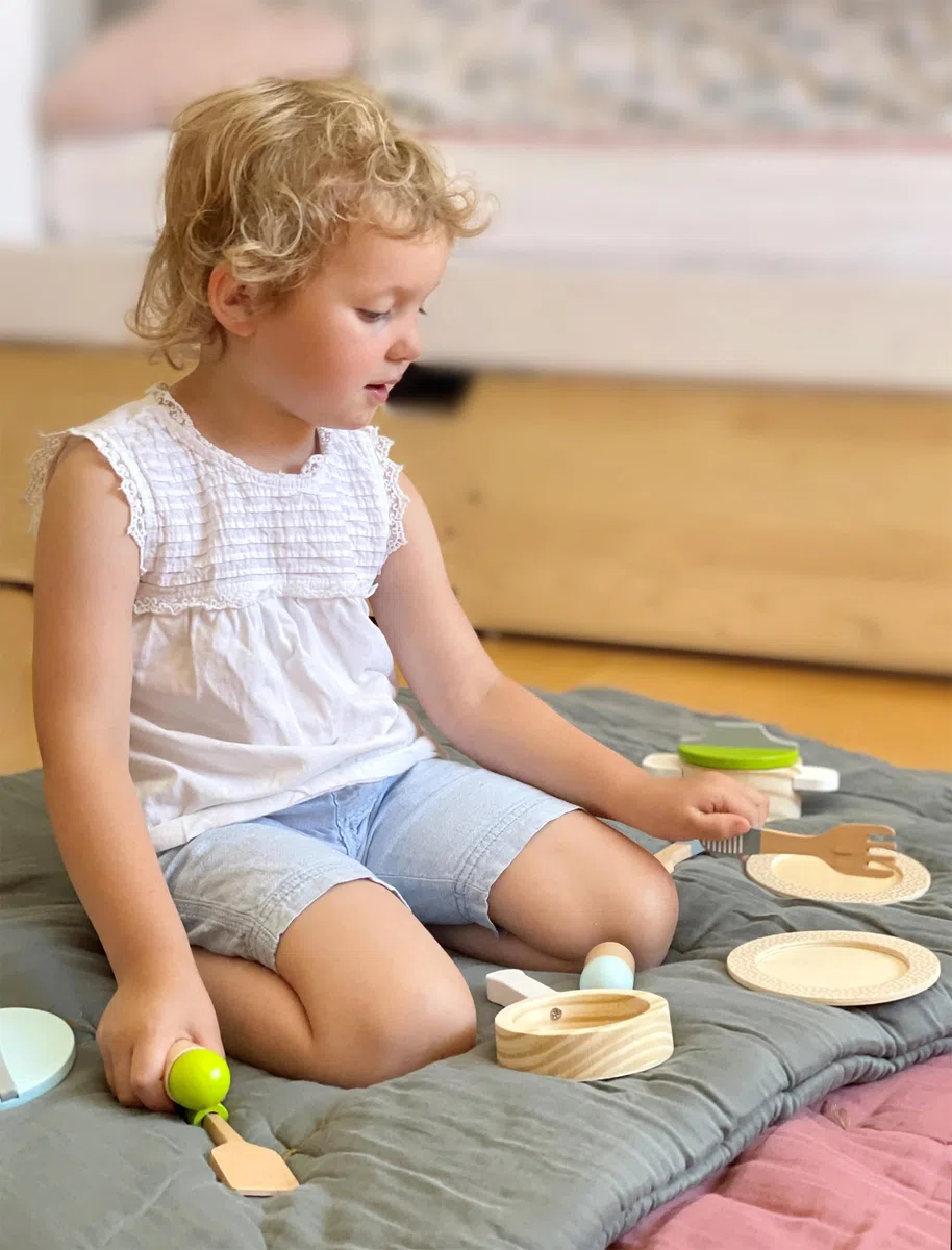 Small Foot- Set stoviglie e pentole Bambini, in Legno, 15 Pezzi, Un complemento Perfetto per Ogni Cucina da Gioco Ideale cucinetta, pz, 11098, Multicolore