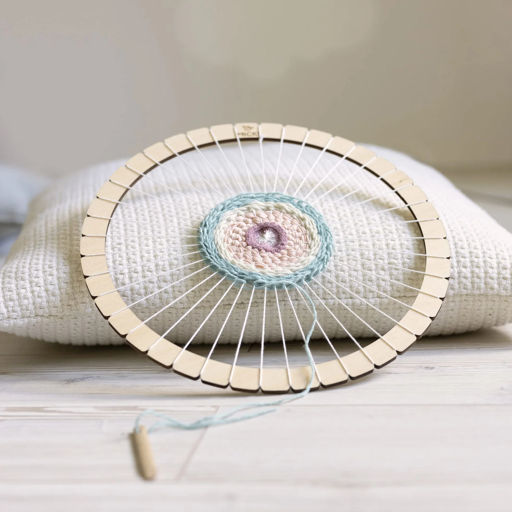 MICKI Cornice Rotonda per Bambini - Set Fai Da Te con Filo e Ago per Tessitura - Telaio per Bambini di 3 Anni e Più