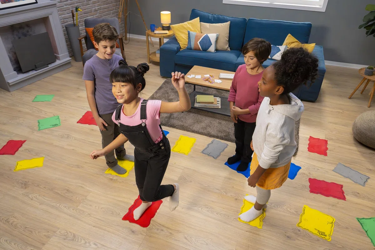 Endless Games Il pavimento è lava! Gioco da tavolo interattivo per bambini e adulti (5 anni in più) Feste divertenti, compleanni e giochi in famiglia | Promuove l'attività fisica | Sicuro dentro e