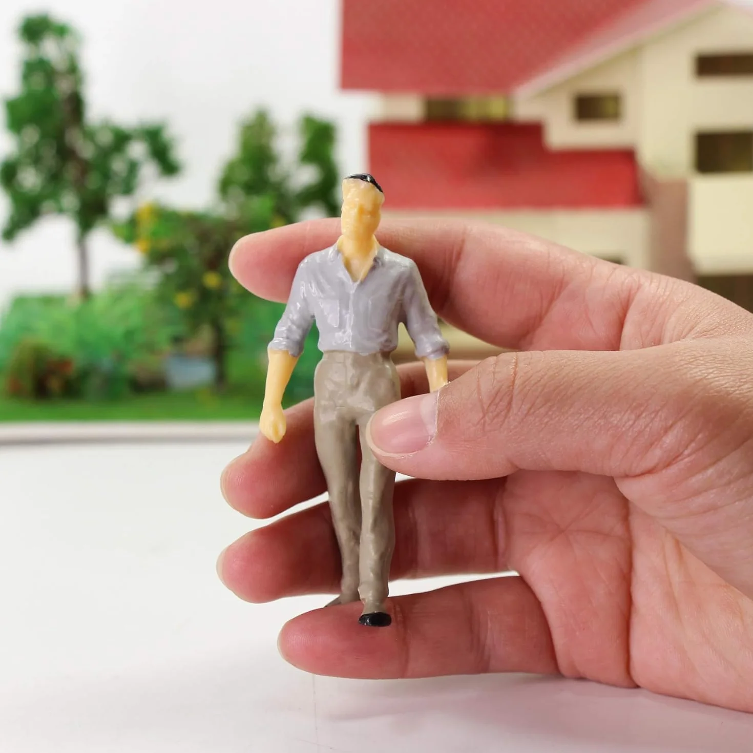 VICDUEKG 14 Pezzi Miniatura Figure in Pose Varie Figure Dipinte per Modellismo Scala 1:25 Persone in Piedi e Sedute Figure in Miniatura per Modello di Architettura Piccole Persone in Miniatura