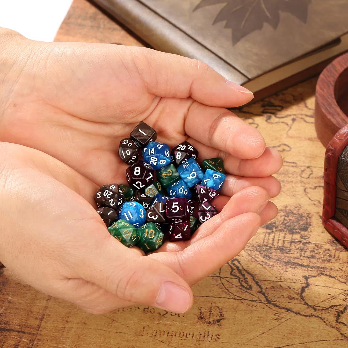 Mini Set di Dadi DND, 4 colori, 7 pezzi di Dadi Poliedrici in Acrilico, D4, D6, D8, 2 D10 (00-90 e 0-9), D12 e D20, Regali D&D con Sacchetto Regalo, Accessori per RPG, MTG, Caffè + Blu + Verde + Viola