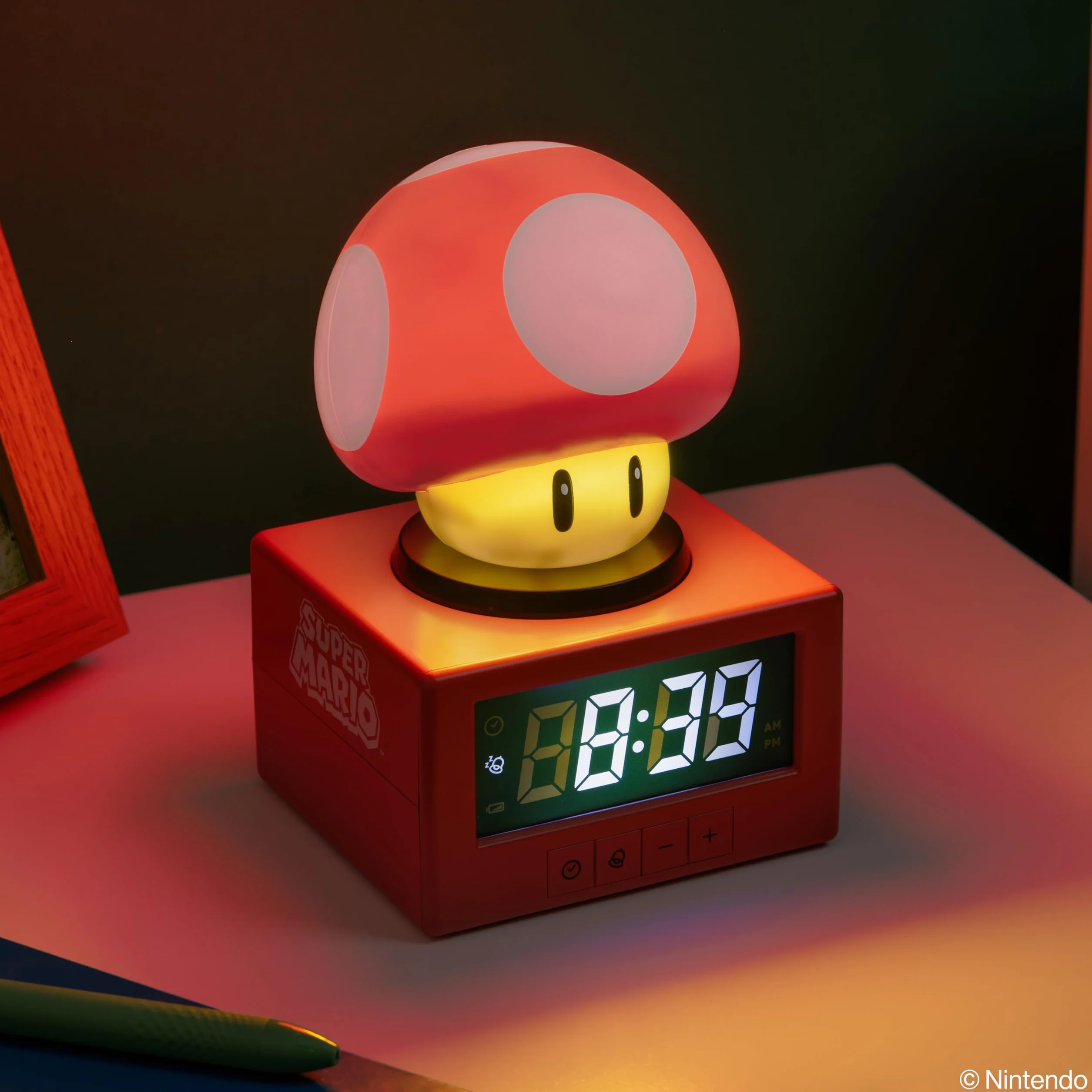 Paladone Sveglia Super Mario Fungo con luce notturna – Sveglia digitale con funzione snooze, altezza 16 cm, prodotto ufficiale Nintendo