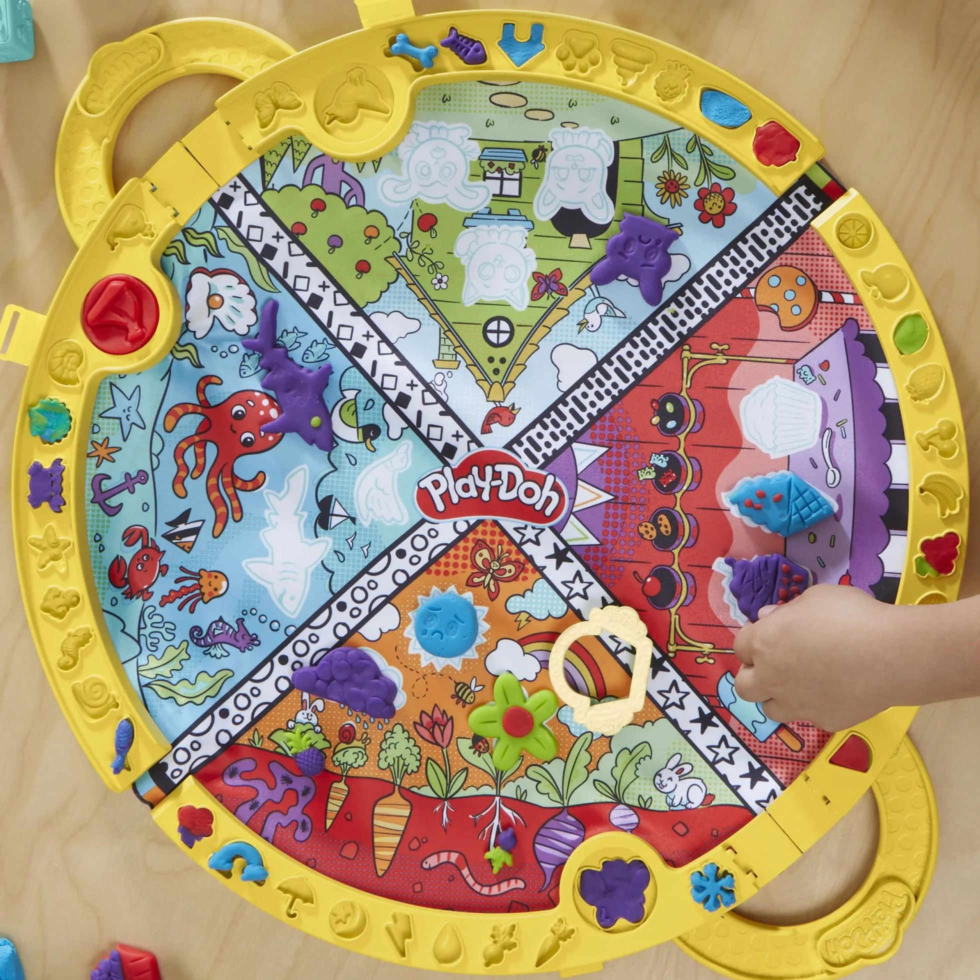 Play-Doh Hasbro Tappetino da Gioco Piega e Vai, Set di Plastilina Creativa con 4 Vasetti di Pasta Modellabile e 19 Strumenti, Giocattolo per Bambini e Bambine da 3 Anni in su