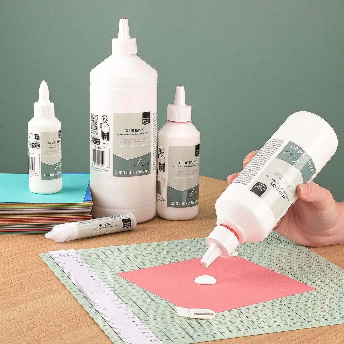 Vaessen Creative Glue Easy Colla Attaccatutto Forte con Punta di Precisione – 500 ml - Colla Bianca a Base d’Acqua - per Carta, Cartoncino, Legno e Tessuto – Adesivo per Fai da Te e Progetti Creativi