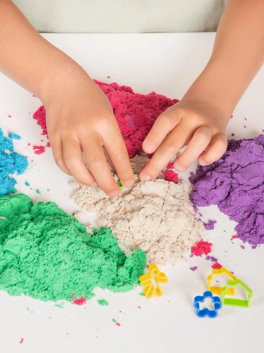 Set Sabbia Magica per Bambini 0,75 kg, Naturale Sabbia Colorata di 1kg in 5 colori: naturale, rosa, verde, blu, viola, con Formine, Regalo per Bambini (Classic)