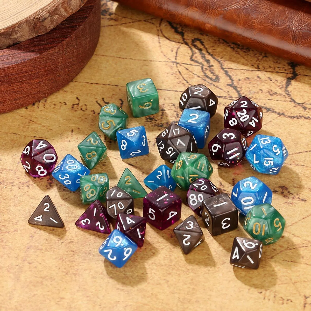 Mini Set di Dadi DND, 4 colori, 7 pezzi di Dadi Poliedrici in Acrilico, D4, D6, D8, 2 D10 (00-90 e 0-9), D12 e D20, Regali D&D con Sacchetto Regalo, Accessori per RPG, MTG, Caffè + Blu + Verde + Viola