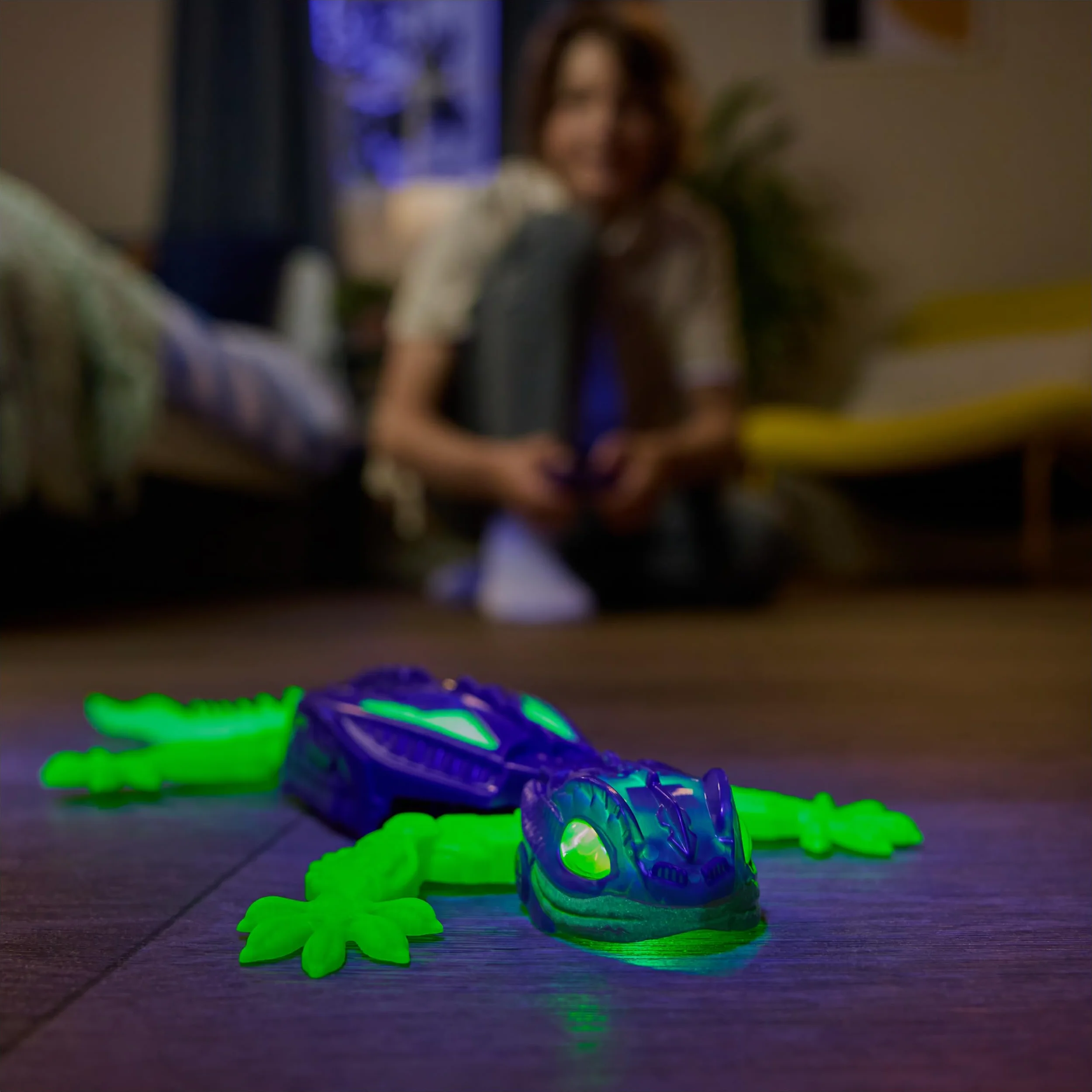 HEX BOTS Glow-in-The-Dark Gecko, Robot Radiocomandato Ricaricabile, Giocattolo Che Si Arrampica sulle Pareti, Fluorescente al Buio, 4+ Anni, Multicolore, 6075451