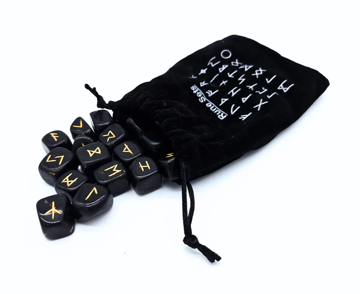 Set rune in tormalina nera – 25 gemme lucidate (circa 2 cm) con incisione dorata | Elder Futhark rune vichinghe con runa di Odin e sacchetto di velluto – esoterismo, divinazione, oracolo