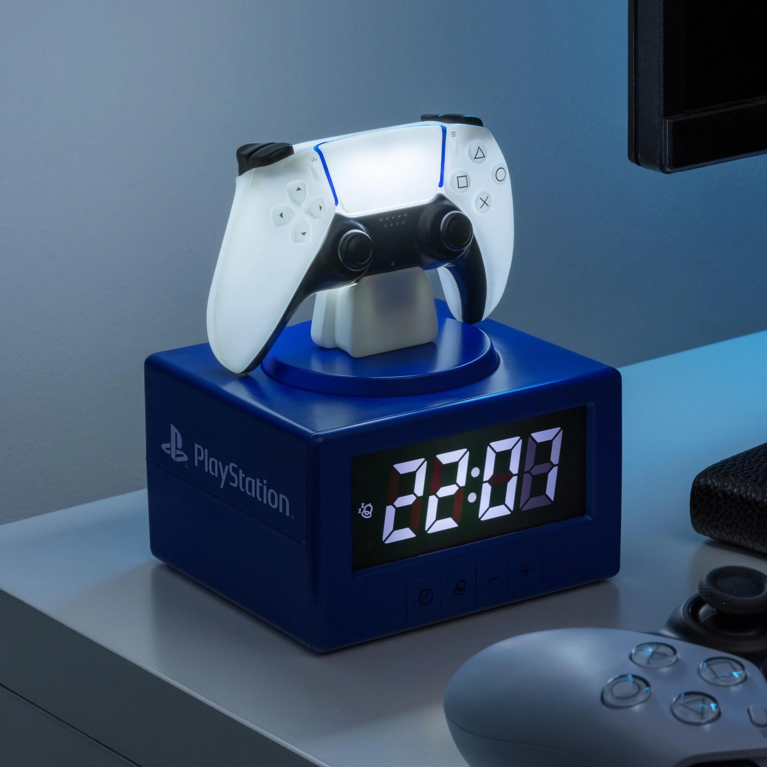 Paladone, Sveglia digitale con controller DualSense della PlayStation, con funzione luce notturna, con licenza ufficiale, decorazione da gaming e per camera da letto, per bambini e ragazzi