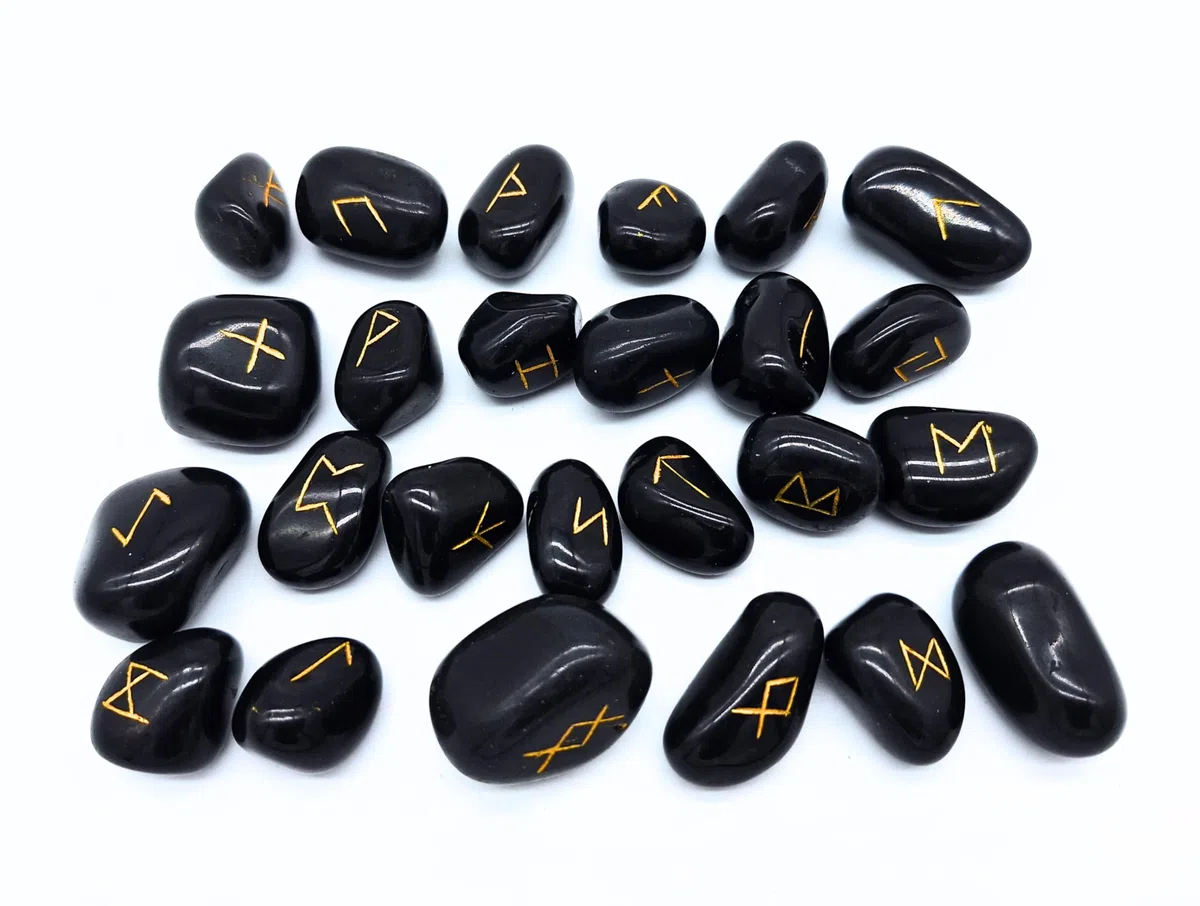 Set rune in tormalina nera – 25 gemme lucidate (circa 2 cm) con incisione dorata | Elder Futhark rune vichinghe con runa di Odin e sacchetto di velluto – esoterismo, divinazione, oracolo